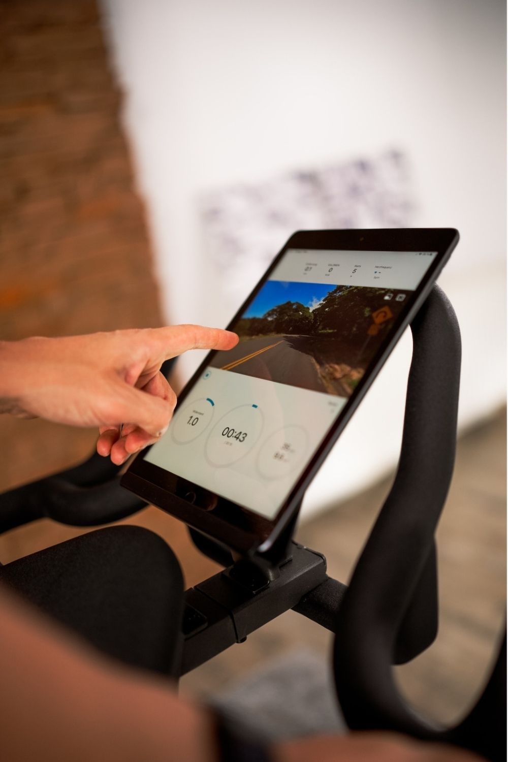 Tablet s aplikáciou Zwift