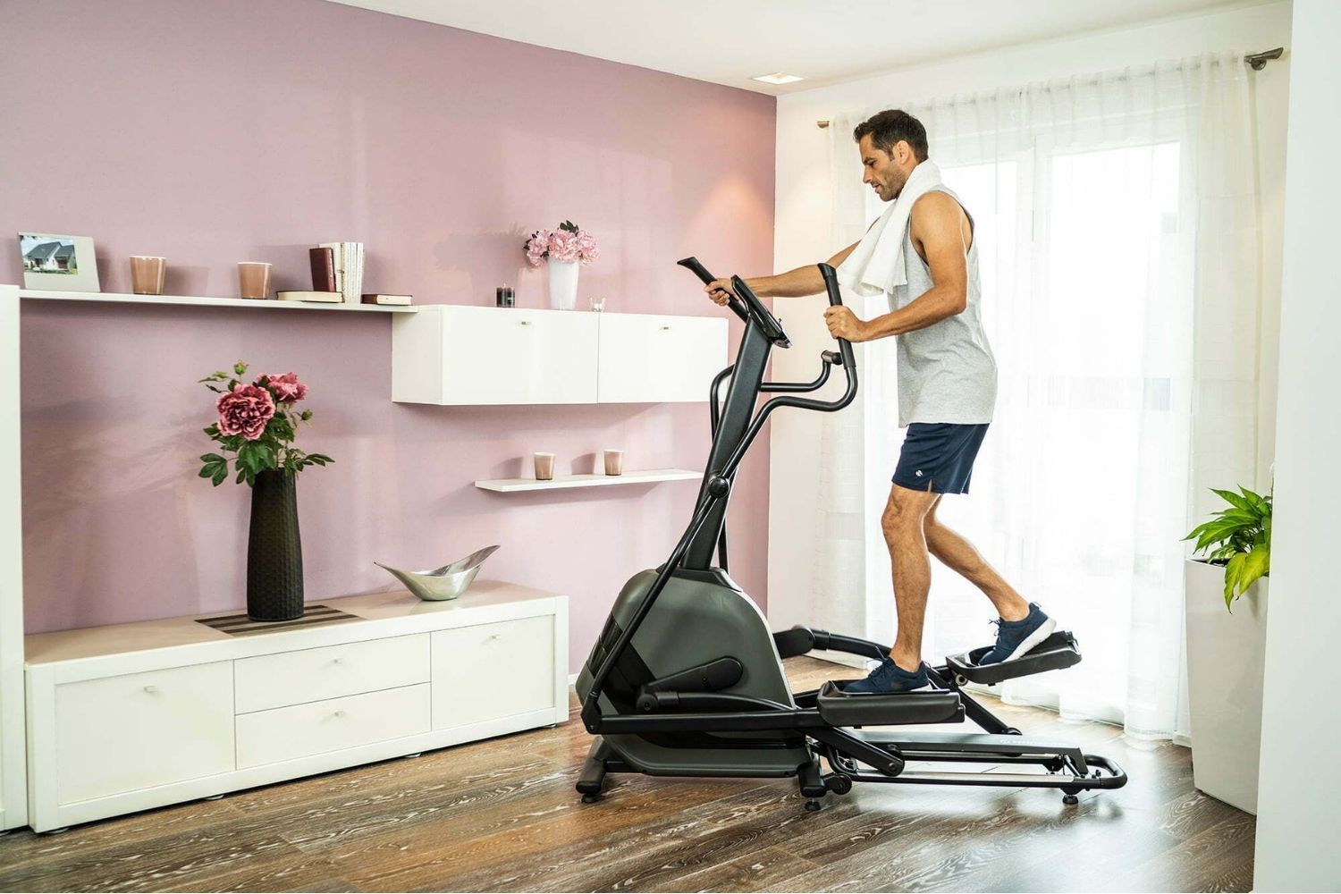 Moderná obývacia izba s trenažérom Horizon Andes