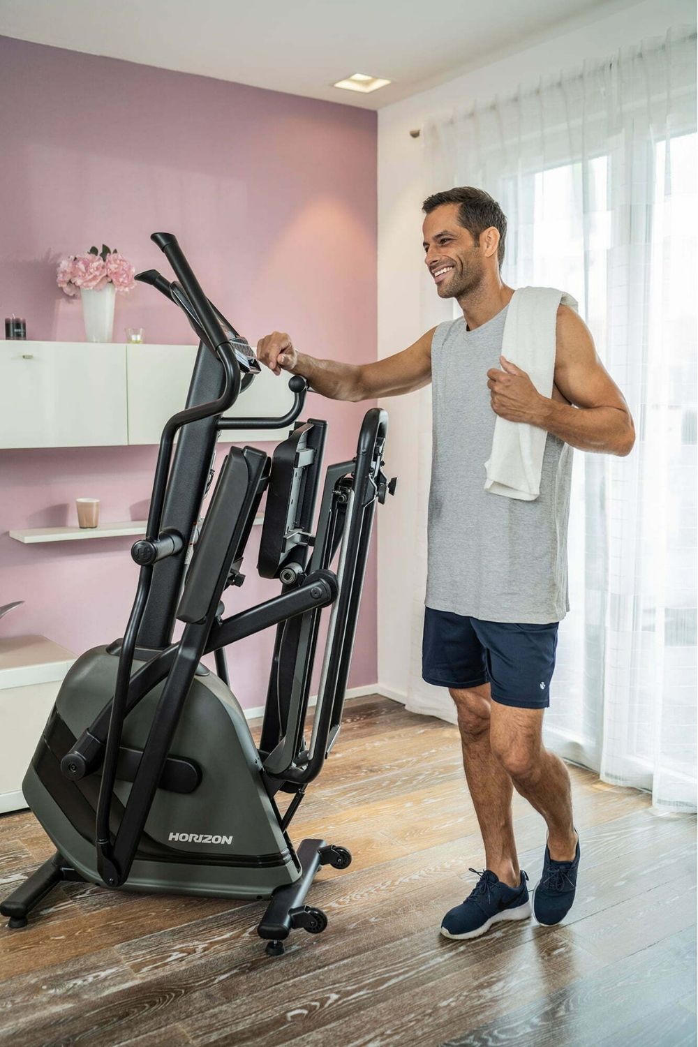 Skladanie trenažéra po rannom kardio tréningu