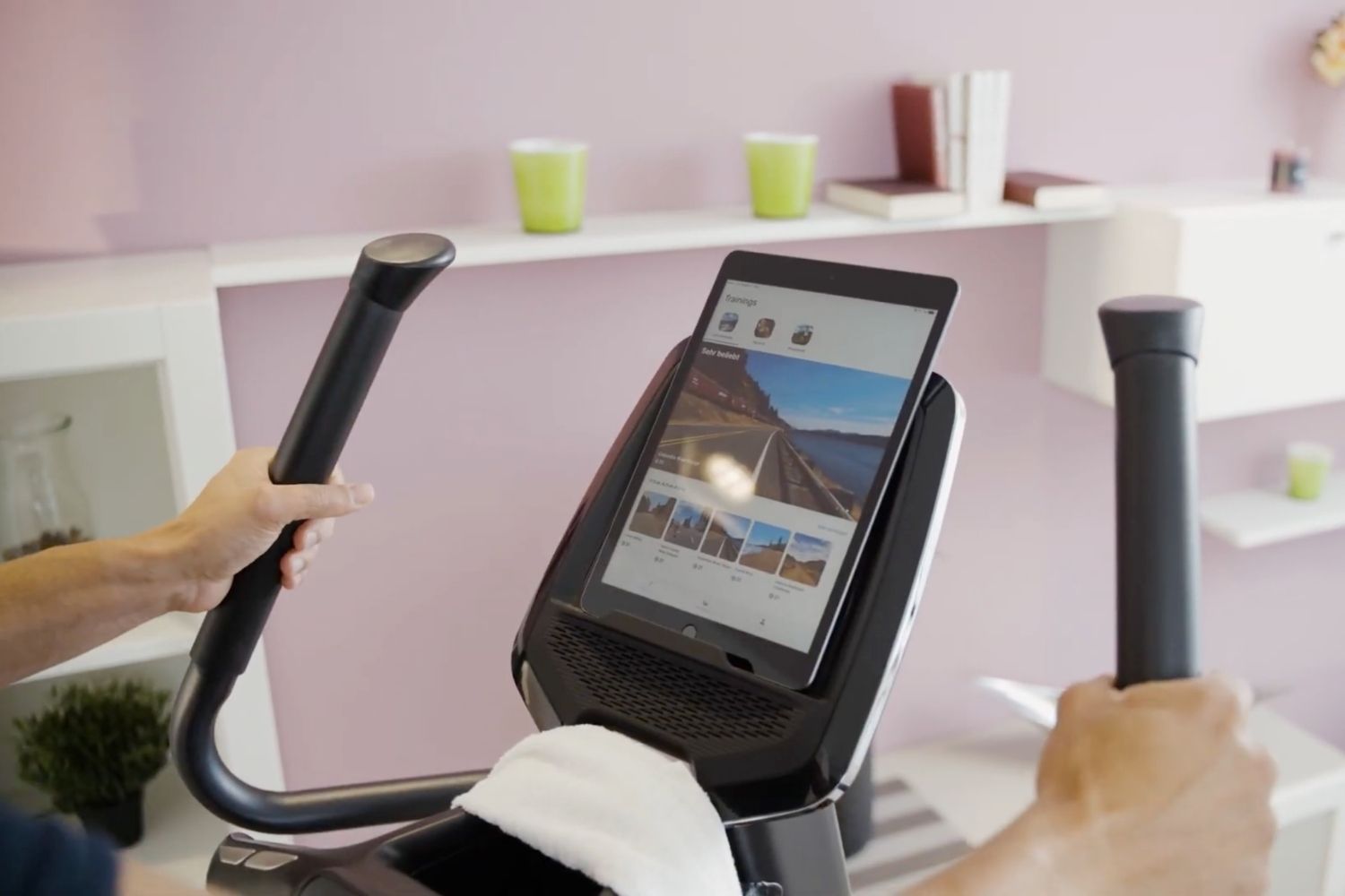 Detailný záber na pohľad konzoly s pripojeným tabletom pre interaktívne funkcie