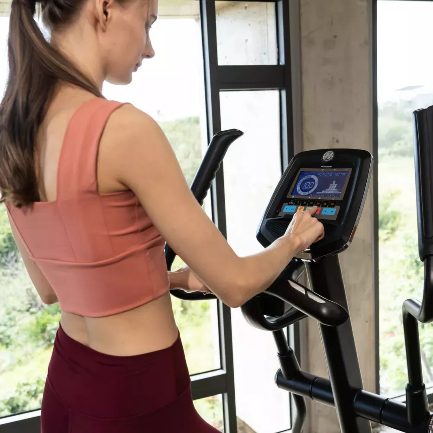 Detail konzoly eliptikalu Andes 7.1 s modrým podsvietením