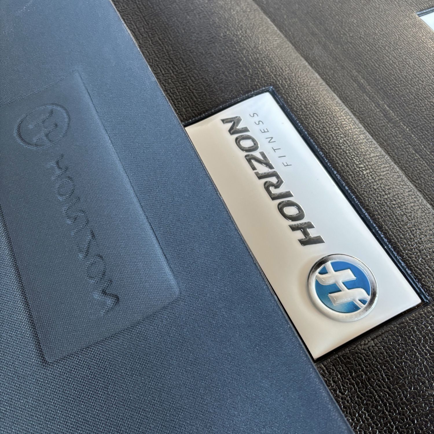Detail hrúbky a textúry spodnej a vrchnej strany podložky Horizon