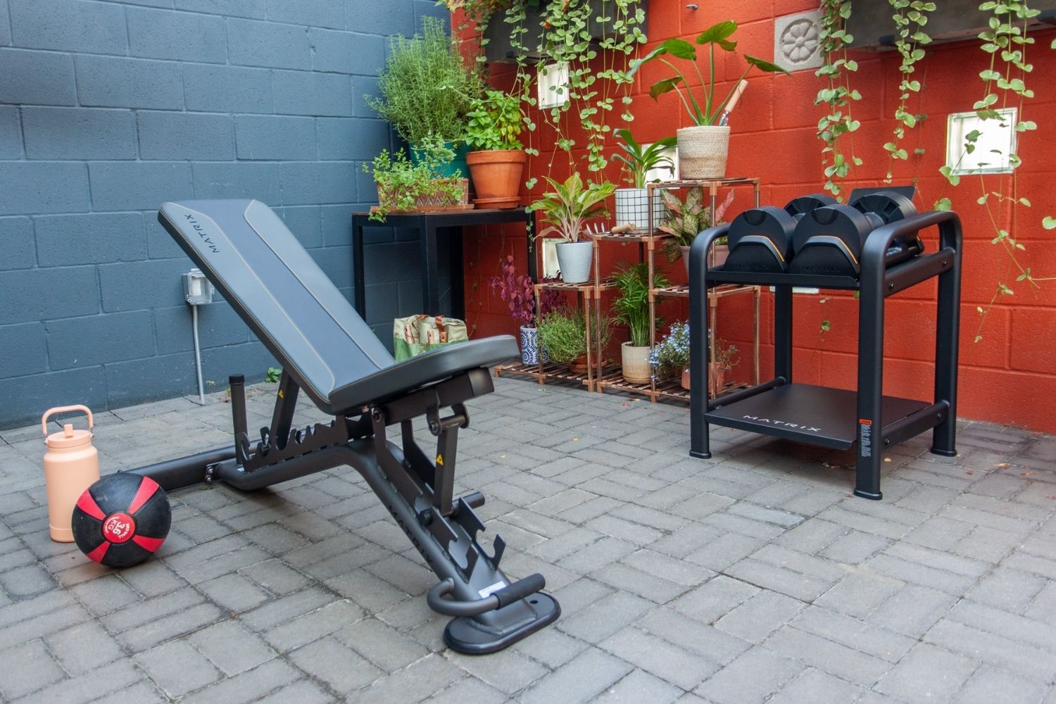 Tréning s jednoručkami na lavici Matrix v domácej posilňovni