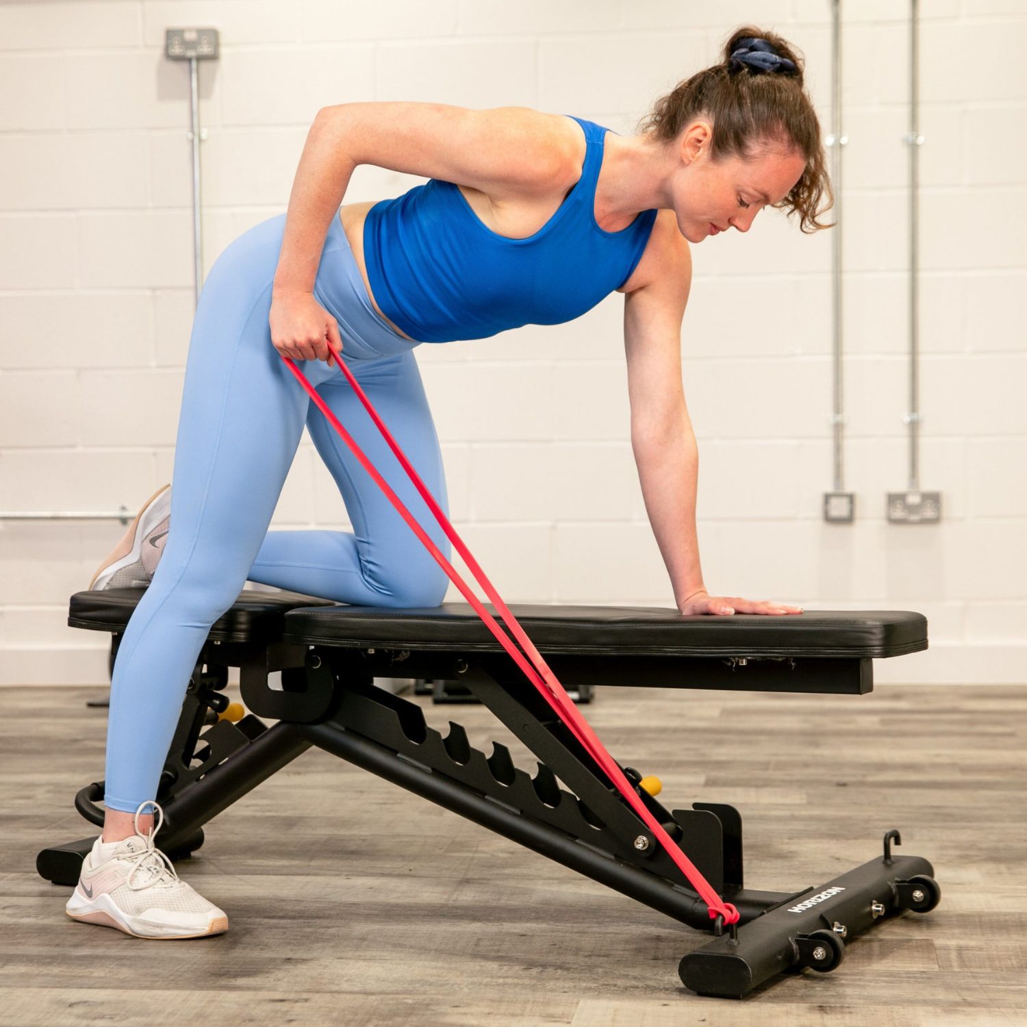 Cvičenie s odporovou gumou na lavici Horizon HBN50