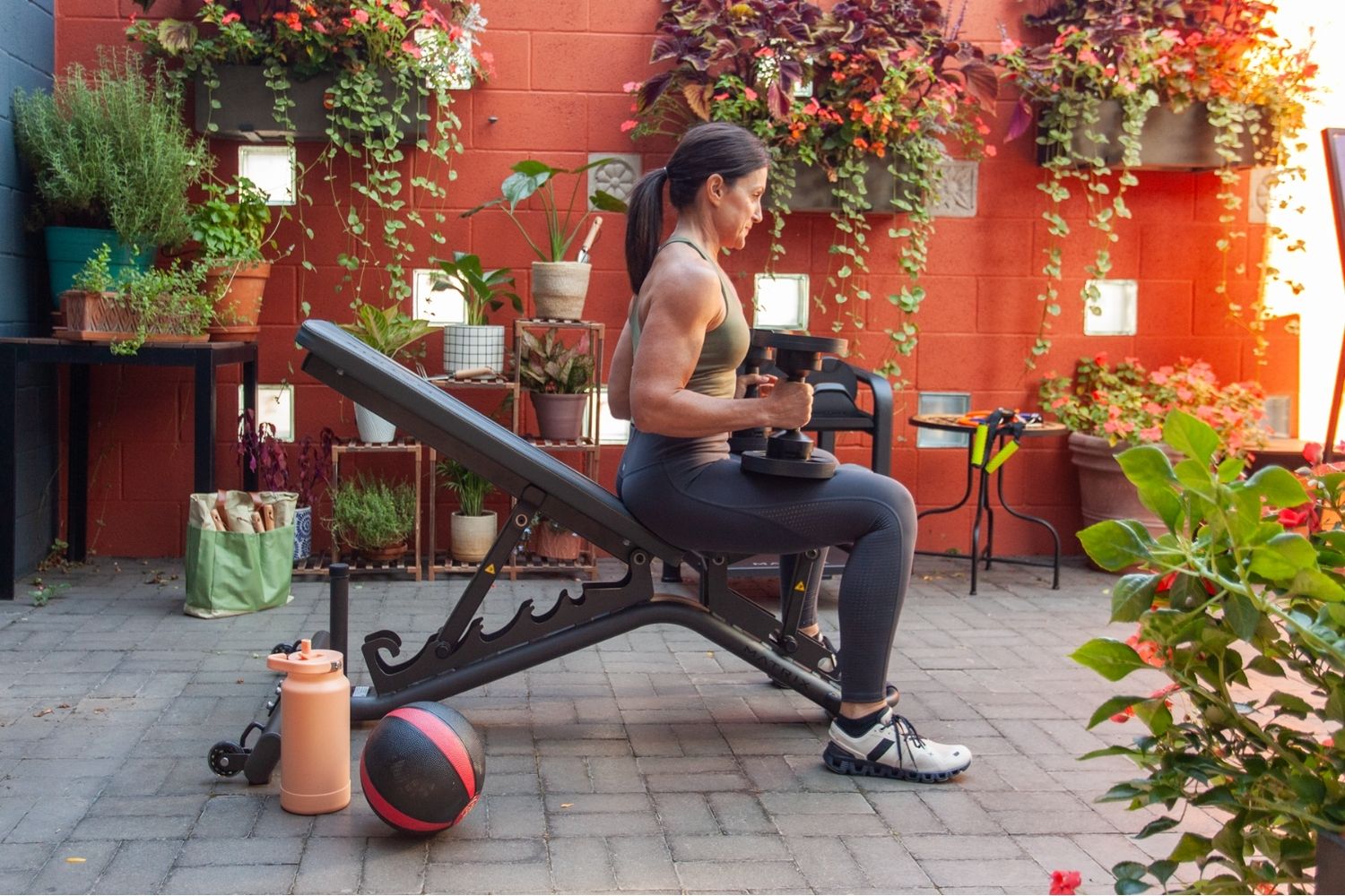 Posilňovacia lavica Matrix v modernom interiéri