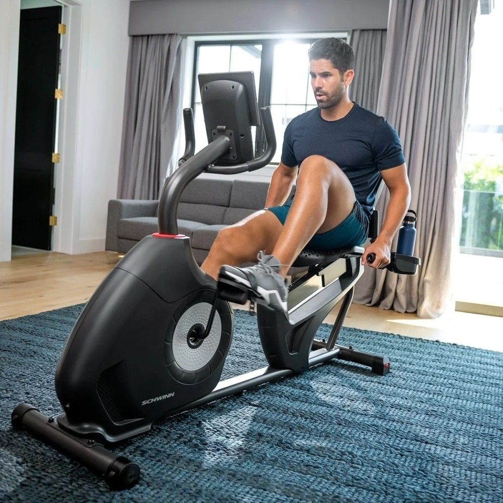 Muž trénujúci na recumbente Schwinn 510R